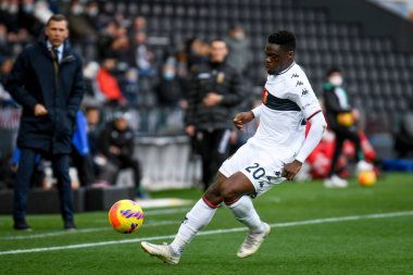 Caleb Ekuban (Cenova) İtalya futbol takımı Serie A 'nın Udinese Calcio ile Ceneviz CFC maçında Udine' deki Dacia Arena Stadyumu 'nda 28 Kasım 2021' de görev yapan portresi.