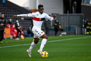 Caleb Ekuban (Cenova) İtalya futbol takımı Serie A 'nın Udinese Calcio ile Ceneviz CFC maçında Udine' deki Dacia Arena Stadyumu 'nda 28 Kasım 2021' de görev yapan portresi.