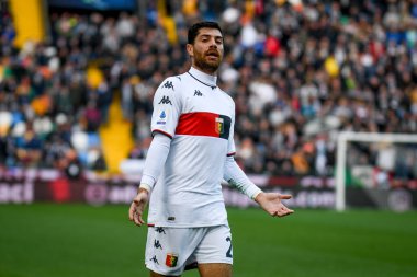 Stefano Sabelli (Ceneviz), İtalya 'nın Udine şehrindeki Dacia Arena stadyumunda oynanan Udinese Calcio ile Cenova CFC maçında 28 Kasım 2021' de tepki gösterdi.