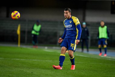 Nicolo Casale (Verona) İtalyan futbolu Serie A karşılaşması sırasında İtalya 'nın Verona şehrindeki Marcantonio Bentegodi Stadyumu' nda Hellas Verona FC-Cagliari Calcio maçında görev başında.