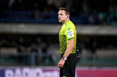 İtalya futbol takımı Serie A maçında Matteo Marcenaro 'nun hakemi Verona, İtalya' daki Marcantonio Bentegodi Stadyumu 'nda Hellas Verona FC-Cagliari Calcio maçında 30 Kasım 2021