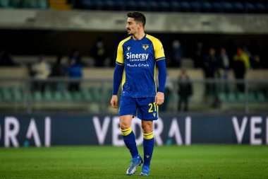 İtalya futbolu sırasındaki Koray Gunter (Verona) portresi Serie A maçında Hellas Verona FC - Cagliari Calcio maçı Verona, İtalya 'daki Marcantonio Bentegodi Stadyumu' nda, 30 Kasım 2021