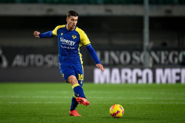 Nicolo Casale (Verona) İtalyan futbolu Serie A karşılaşması sırasında İtalya 'nın Verona şehrindeki Marcantonio Bentegodi Stadyumu' nda Hellas Verona FC-Cagliari Calcio maçında görev başında.