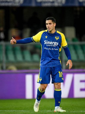 Giancluca Caprari (Verona) İtalyan futbol takımı Serie A 'nın 30 Kasım 2021' de İtalya 'nın Verona kentinde Marcantonio Bentegodi Stadyumu' nda oynanan Hellas Verona FC - Cagliari Calcio maçında tepki gösterdi.