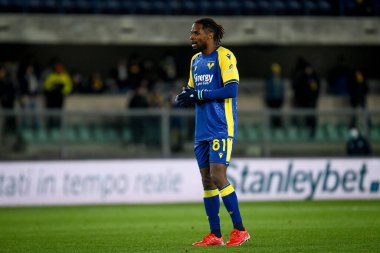 Adrien Tameze (Verona) İtalya futbolu sırasındaki portresi Serie A maçında Hellas Verona FC - Cagliari Calcio maçı Verona, İtalya 'daki Marcantonio Bentegodi Stadyumu' nda, 30 Kasım 2021