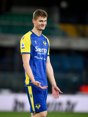 Pawel Dawidowicz (Verona) İtalya futbol takımı Serie A maçında Hellas Verona FC - Cagliari Calcio maçında Verona, İtalya 'da Marcantonio Bentegodi Stadyumu' nda 30 Kasım 2021