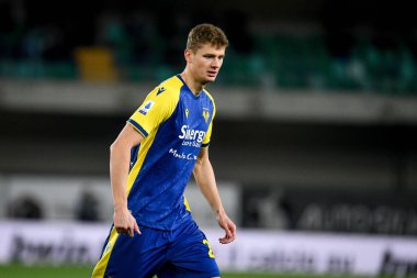 Pawel Dawidowicz (Verona) İtalya futbol takımı Serie A maçında Hellas Verona FC - Cagliari Calcio maçında Verona, İtalya 'da Marcantonio Bentegodi Stadyumu' nda 30 Kasım 2021