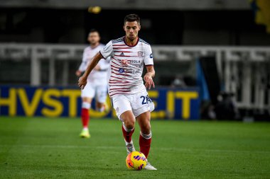 Alberto Grassi (Cagliari) İtalyan futbolu Serie A maçı sırasında İtalya 'nın Verona kentindeki Marcantonio Bentegodi Stadyumu' nda Hellas Verona FC - 30 Kasım 2021