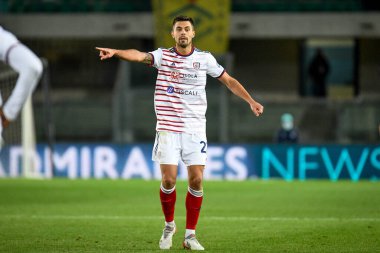 Alberto Grassi (Cagliari) İtalyan futbol takımı Serie A 'nın 30 Kasım 2021' de İtalya 'nın Verona kentinde Marcantonio Bentegodi Stadyumu' nda oynanan Hellas Verona FC - Cagliari Calcio maçında tepki gösterdi.