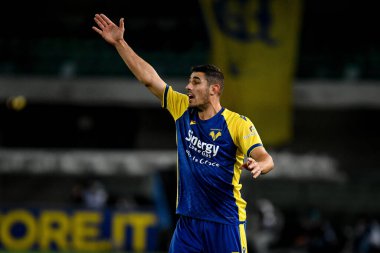 Davide Faraoni (Verona) İtalyan futbol takımı Serie A 'nın 30 Kasım 2021' de İtalya 'nın Verona kentinde Marcantonio Bentegodi Stadyumu' nda oynanan Hellas Verona FC - Cagliari Calcio maçında tepki gösterdi.