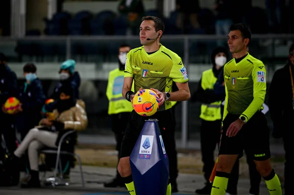 Sędzia Meczu Matteo Marcenaro Wybierz Piłkę Podczas Włoskiej Piłki Nożnej — Zdjęcie stockowe