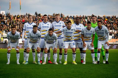 İtalya futbol takımı Serie A, Venezia FC ile Hellas Verona FC arasında Venedik, İtalya 'daki Pier Luigi Penzo Stadyumu' nda oynanan maç sırasında sıralanır.