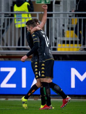 Venezia 'dan Thomas Henry Venezia' dan Sofian Kiyine 'e İtalya' nın Serie A maçı sırasında Venezia FC 'nin Hellas Verona FC' ye karşı Venedik, İtalya 'daki Pier Luigi Penzo Stadyumu' nda sarılırken görülüyor.