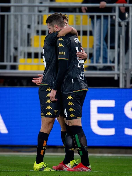 Venezia 'dan Thomas Henry Venezia' dan Sofian Kiyine 'e İtalya' nın Serie A maçı sırasında Venezia FC 'nin Hellas Verona FC' ye karşı Venedik, İtalya 'daki Pier Luigi Penzo Stadyumu' nda sarılırken görülüyor.