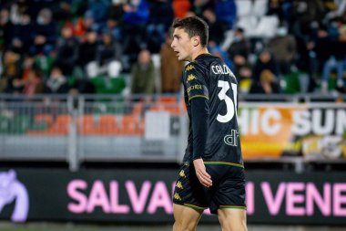 Venezia 'dan Mattia Caldara İtalya' nın Serie A maçı sırasında Venezia FC ile Hellas Verona FC arasında Venedik, İtalya 'daki Pier Luigi Penzo Stadyumu' nda oynanmıştır.