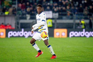 Verona 'dan Adrien Tameze İtalya' nın Serie A maçı sırasında Venezia FC, Hellas Verona FC 'ye karşı Venedik, İtalya' daki Pier Luigi Penzo Stadyumu 'nda, 5 Aralık 2021 - Fotoğraf: Ettore Griffoni