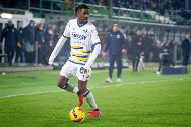 Verona 'dan Adrien Tameze İtalya' nın Serie A maçı sırasında Venezia FC, Hellas Verona FC 'ye karşı Venedik, İtalya' daki Pier Luigi Penzo Stadyumu 'nda, 5 Aralık 2021 - Fotoğraf: Ettore Griffoni