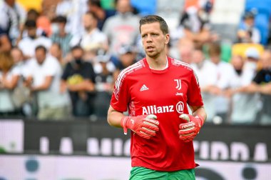 Wojciech Szczesny (Juventus), İtalya 'nın Udine şehrindeki Dacia Arena Stadyumu' nda oynanan Udinese Calcio, Juventus FC (portreler) maçında 22 Ağustos 2021 'de oynanan ısınma maçında portresi çekilmiştir.