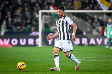 Udinese 'nin Tolgay Arslan portresi İtalyan futbolu Serie A maçı sırasında Udinese Calcio ile AC Milan arasında Udine, İtalya' da Dacia Arena Stadyumu 'nda 11 Aralık 2021' de oynanmıştır.