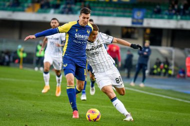 Verona 'dan Nicolo Casale, İtalya' nın Verona kentindeki Marcantonio Bentegodi Stadyumu 'nda oynanan İtalya Milli Futbol Takımı Serisi A maçında Atalanta' dan Mario Pasaliç 'e karşı mücadele ediyor.