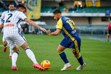 Verona 'dan Giancluca Caprari İtalyan Serie A karşılaşmasında Atalanta' dan Rafael Toloi 'ye karşı mücadele ederken Hellas Verona FC, Atalanta BC' ye karşı Marcantonio Bentegodi Stadyumu 'nda 12 Aralık 2021 - Fotoğraf: Ettore Griffoni