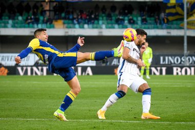 Verona 'dan Giovanni Simeoni İtalyan futbolcu Giuseppe Pezzella' ya karşı İtalya 'nın Verona kentinde Marcantonio Bentegodi Stadyumu' nda oynanan maçta Hellas Verona FC - 12 Aralık 2021