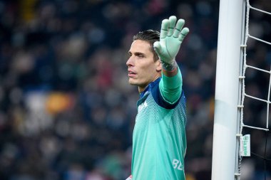 Udinese 'nin Marco Silvestri portresi Udinese Calcio ile AC Milan maçında Udine, İtalya' da Dacia Arena Stadyumu 'nda 11 Aralık 2021' de oynanan karşılaşmada tepki gösterdi.
