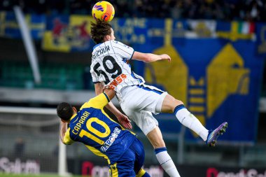 Atalanta 'nın Aleksey Miranchuk takımının lideri İtalyan Serie A maçında Verona' dan Giancluca Caprari, Marcantonio Bentegodi Stadyumu 'nda Hellas Verona FC' ye karşı Atalanta BC karşılaşmasında 12 Aralık 2021 - Fotoğraf: Ettore Griffoni