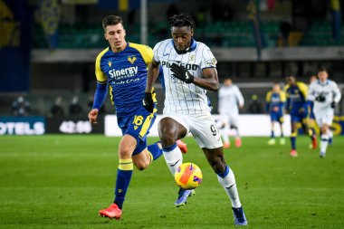 Atalanta 'dan Duvan Zapata, İtalya' nın Verona kentindeki Marcantonio Bentegodi Stadyumu 'nda Hellas Verona FC ve Atalanta BC maçında Verona' dan Nicolo Casale 'ye karşı 12 Aralık 2021' de maç yaptı.