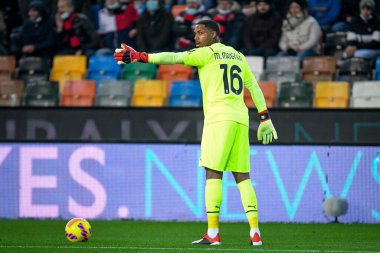 Milan 'dan Mike Maignan, İtalya' nın Udine şehrindeki Dacia Arena Stadyumu 'nda oynanan Udinese Calcio-AC Milan maçında 11 Aralık 2021' de Ettore Griffoni 'ye jest yaptı.