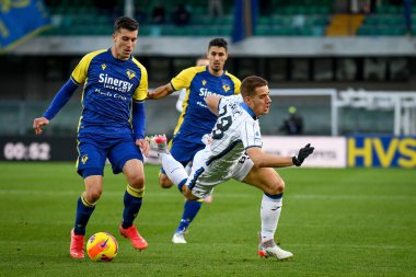 Verona 'dan Nicolo Casale, İtalya' nın Verona kentinde Marcantonio Bentegodi Stadyumu 'nda oynanan Hellas Verona FC-Atalanta maçında topu Atalanta' dan Mario Pasaliç 'e çaldı.