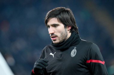 Milan 'ın İtalyan futbolu Serie A maçında Sandro Tonali portresi Udinese Calcio ile AC Milan arasında Udine, İtalya' daki Dacia Arena Stadyumu 'nda oynandı.