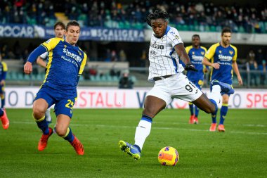Atalanta 'dan Duvan Zapata, İtalya' nın Verona kentinde oynanan Marcantonio Bentegodi Stadyumu 'nda oynanan İtalya Futbol Serisi A karşılaşmasında Verona' dan Giangiacomo Magnani 'nin engellediği bir gol atmaya çalışıyor.