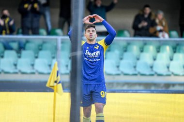 Verona 'dan Giovanni Simeoni 12 Aralık 2021' de İtalya 'nın Verona kentinde oynanan Marcantonio Bentegodi Stadyumu' nda oynanan Hellas Verona FC - Atalanta BC maçında 1-0 'lık gol attıktan sonra kutluyor.