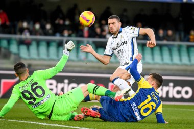 Verona 'dan Lorenzo Montipo ve Verona' dan Nicolo Casale, 12 Aralık 2021 'de İtalya' nın Verona kentinde oynanan Marcantonio Bentegodi Stadyumu 'nda oynanan İtalya Milli Futbol Takımı Serisi A karşılaşmasında Atalanta Merih Demiral' den gol kurtardılar.
