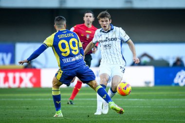 Atalanta 'dan Marten de Roon İtalyan futbolcu Giovanni Simeoni' ye karşı 12 Aralık 2021 'de İtalya' nın Verona kentinde Marcantonio Bentegodi Stadyumu 'nda oynanan Hellas Verona FC - Atalanta BC maçında