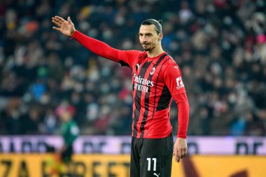 Milan 'ın Zlatan Ibrahimoviç' i İtalyan futbolu Serie A maçında Udinese Calcio ile AC Milan arasında Udine, İtalya 'daki Dacia Arena Stadyumu' nda 11 Aralık 2021 'de yapılan karşılaşmada portre jestleri yapıyor.