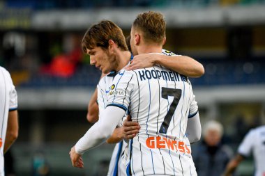 Atalanta 'dan Teun Koopmeiners 12 Aralık 2021' de İtalya 'nın Verona kentindeki Marcantonio Bentegodi Stadyumu' nda oynanan İtalya Serie A karşılaşmasında takım arkadaşlarıyla 1-2 gol attıktan sonra kutluyor.