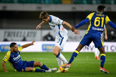 Atalanta 'dan Marten de Roon, İtalya' dan Giancluca Caprari ve Verona 'dan Adrien Tameze' nin İtalya 'dan Serie A karşılaşmasında Hellas Verona FC' ye karşı Atalanta BC maçı sırasında İtalya 'nın Verona kentindeki Marcantonio Bentegodi Stadyumu' nda 12 Aralık 2021 - Fotoğraf: Ettor