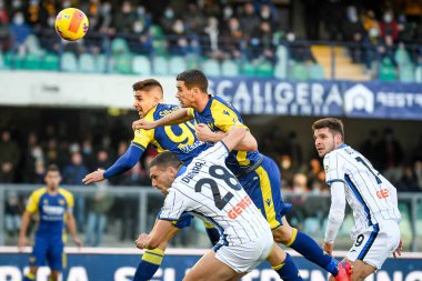 Verona 'dan Giovanni Simeoni, Verona' dan Kevin Lasagna ve Atalanta 'dan Merih Demiral İtalya' dan Serie A maçında Hellas Verona FC, Atalanta BC 'ye karşı Marcantonio Bentegodi Stadyumu' nda 12 Aralık 2021 - C