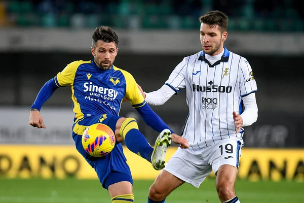 Verona 'dan Daniel Bessa, İtalya' nın Verona kentinde Marcantonio Bentegodi Stadyumu 'nda oynanan Hellas Verona FC-Atalanta maçı sırasında Atalanta' dan Berat Djimsiti tarafından engellendi.