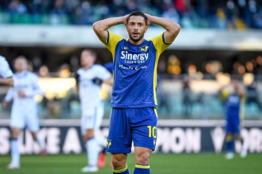 Verona 'dan Giancluca Caprari 12 Aralık 2021' de İtalya 'nın Verona kentinde oynanan Marcantonio Bentegodi Stadyumu' nda oynanan Hellas Verona FC - Atalanta BC maçı sırasında attığı gol sonrasında tepki gösterdi.