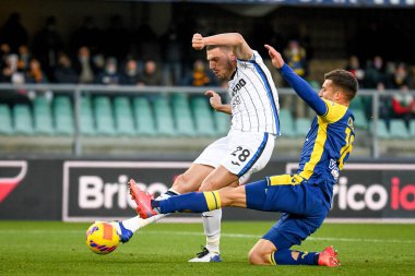 Atalanta 'dan Merih Demiral, İtalya' nın Verona kentinde Marcantonio Bentegodi Stadyumu 'nda oynanan İtalyan Serie A karşılaşmasında Verona' dan Nicolo Casale 'nin attığı golü atmaya çalışıyor.