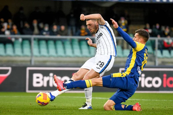 Atalanta 'dan Merih Demiral, İtalya' nın Verona kentinde Marcantonio Bentegodi Stadyumu 'nda oynanan İtalyan Serie A karşılaşmasında Verona' dan Nicolo Casale 'nin attığı golü atmaya çalışıyor.