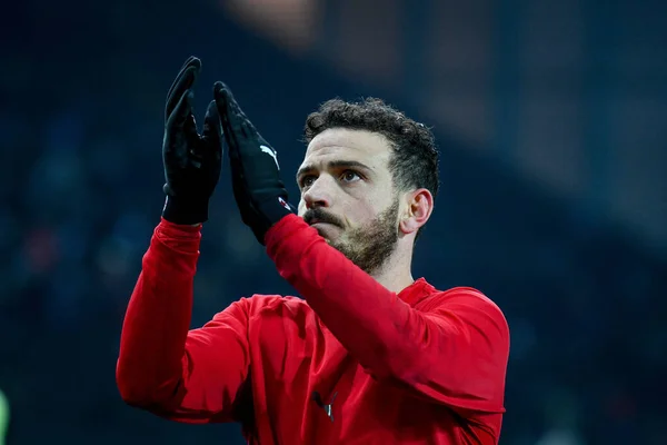 Milan 'dan Alessandro Florenzi İtalya futbol takımı Serie A' nın Udinese Calcio 'ya karşı AC Milan maçında taraftarları karşılıyor. Udine, İtalya' da Dacia Arena Stadyumu, 11 Aralık 2021