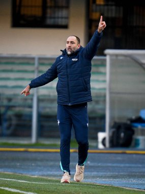Verona teknik direktörü Igor Tudor, İtalya 'nın Verona şehrindeki Marcantonio Bentegodi Stadyumu' nda 12 Aralık 2021 'de oynanan Hellas Verona FC - Atalanta BC maçı sırasında jest yaptı.