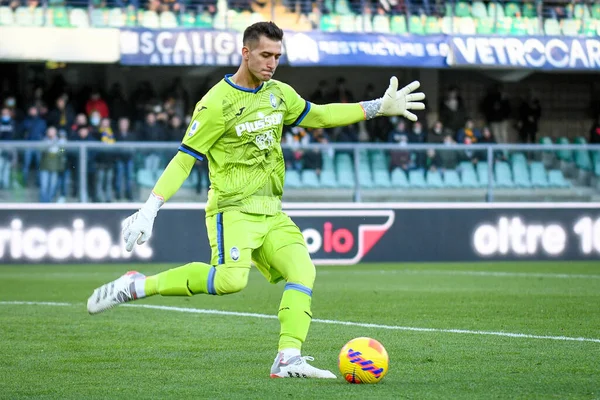 Atalanta 'nın Juan Musso portresi İtalyan futbolu Serie A maçında Hellas Verona FC - Atalanta BC maçı sırasında İtalya' nın Verona kentindeki Marcantonio Bentegodi Stadyumu 'nda 12 Aralık 2021
