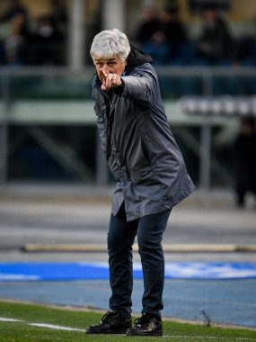 Atalanta 'nın teknik direktörü Gian Piero Gasperini, İtalya' nın Verona kentinde 12 Aralık 2021 'de oynanan Marcantonio Bentegodi Stadyumu' nda oynanan Hellas Verona FC-Atalanta maçında jestler yaptı.