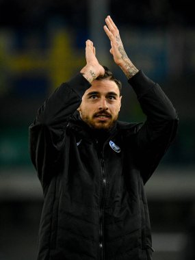 Atalanta 'nın Giuseppe Pezzella portresi İtalya futbol ligi Serie A maçında taraftarları selamlıyor Hellas Verona FC - Atalanta BC maçı Verona, İtalya' daki Marcantonio Bentegodi Stadyumu 'nda, 12 Aralık 2021