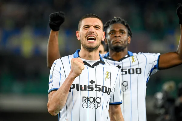 Atalanta 'nın Merih Demiral portresi İtalya futbolu takımı Serie A maçında destekçilerini karşıladı: Hellas Verona FC - Atalanta BC maçı Verona, İtalya' daki Marcantonio Bentegodi Stadyumu 'nda, 12 Aralık 2021